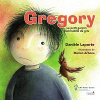 Gregory : Le petit garçon habillé tout en gris