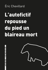 L'Autofictif  repousse du pied un blaireau mort